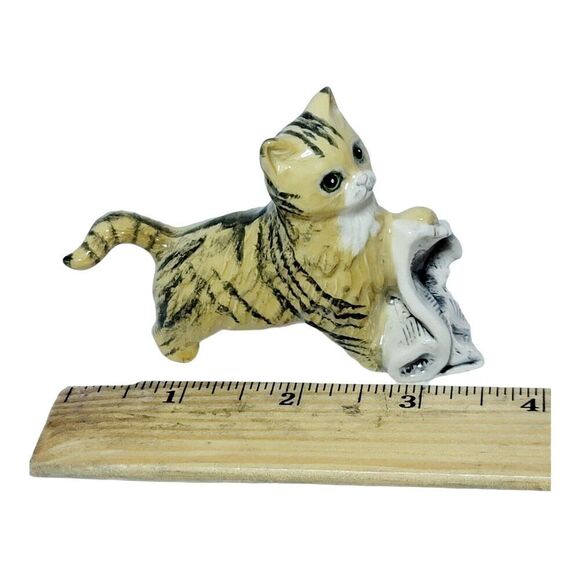 Vintage Royal Doulton Cat - "In The News" Striped Kitten with Newspaper DA233 - Picture 9 of 10